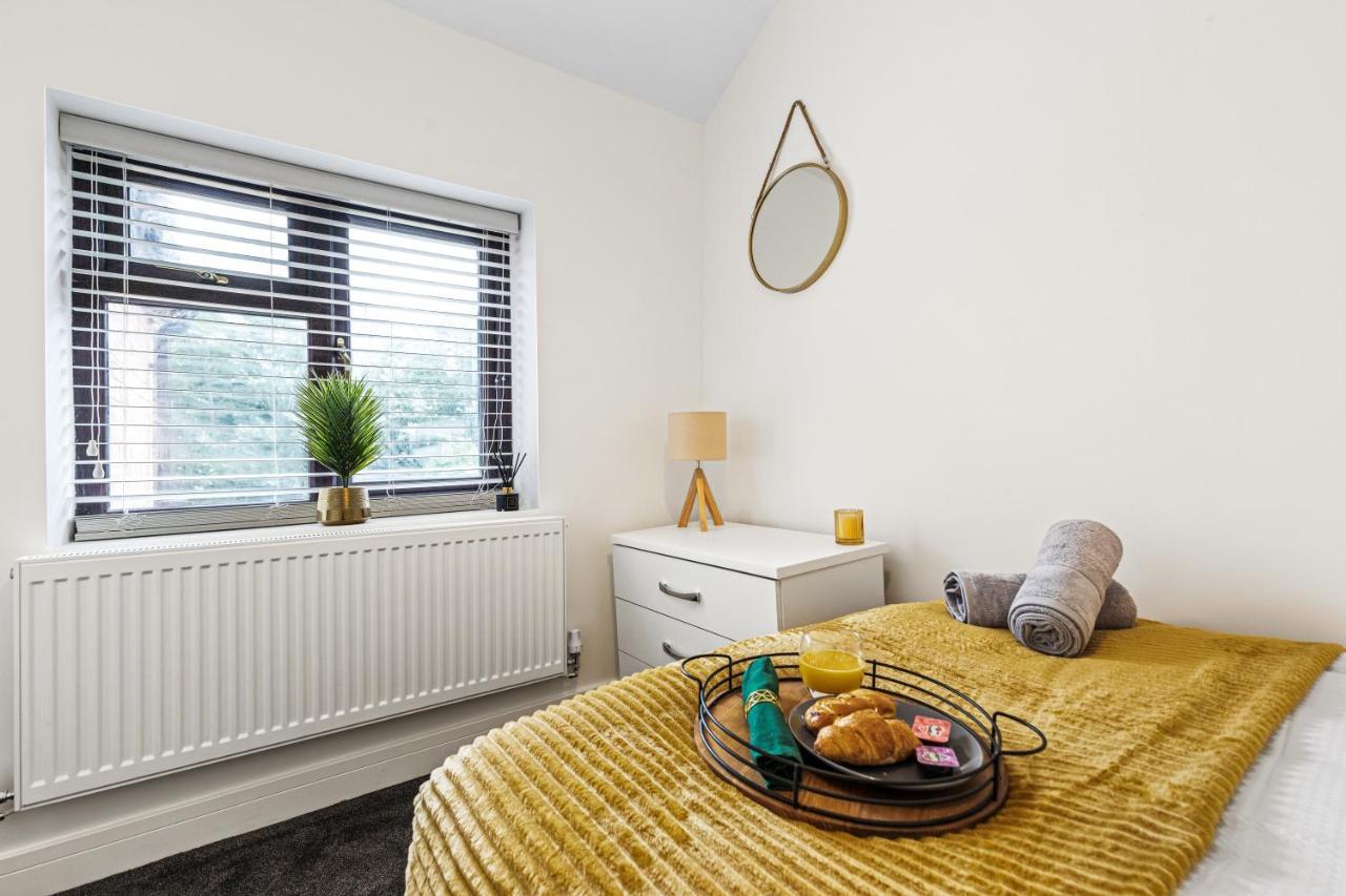 Walsall - 4 Bedroom House, Wi-Fi, Garden , Sleeps 8 - Jrr Stays Bescot Exterior foto